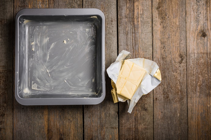 Pilih ukuran loyang kue yang sesuai dengan oven Anda