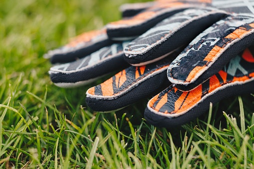 Kenali karakteristik sarung tangan kiper dari merek populer seperti Specs dan Puma
