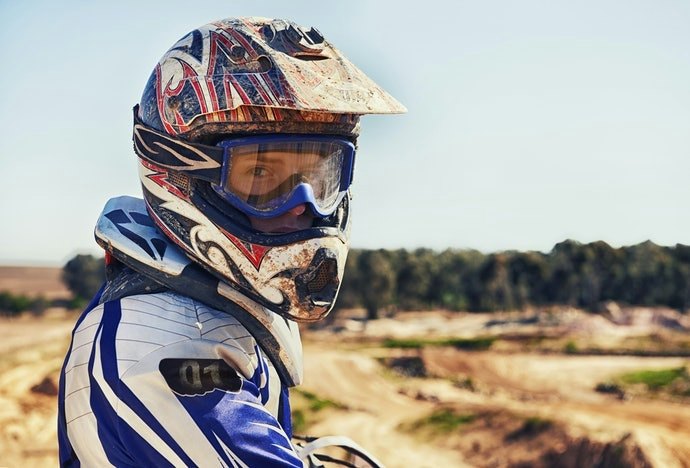Untuk digunakan dalam kompetisi, downhill mountain biking, dan melakukan gerakan freestyle, dapatkan helm sepeda BMX full face