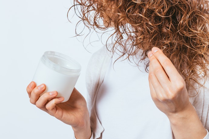 Pertimbangkan produk curl defining styling gel yang diformulasikan khusus untuk rambut keriting