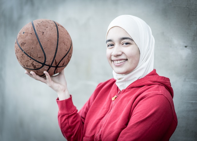 Jika Anda berhijab atau ingin bergaya sporty ala Korea, pilih baju basket model longgar yang pas sebagai outer