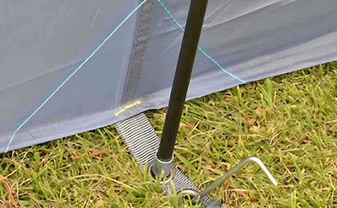Pilih tenda dengan frame besi atau fiberglass yang kuat menopang outer dan inner tenda