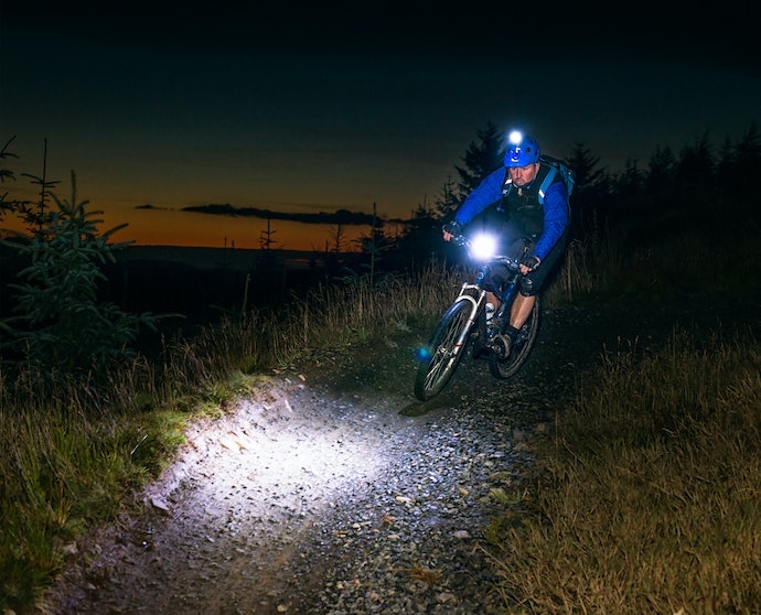 Untuk off-road dengan sepeda gunung, gunakan lampu dengan 400 lumen ke atas yang antiair