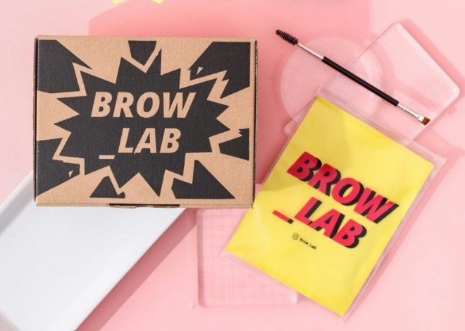 Cari tint eyebrow dengan dua model aplikator sekaligus, spoolie dan brush berujung miring, untuk memberikan hasil alis yang rapi sekaligus lebih nyata