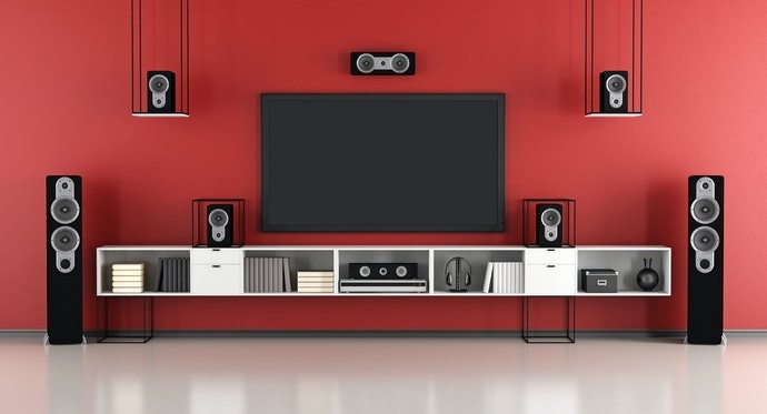 Jika area instalasinya terbatas di dekat TV, utamakan front surround seperti soundbar dan speaker tower