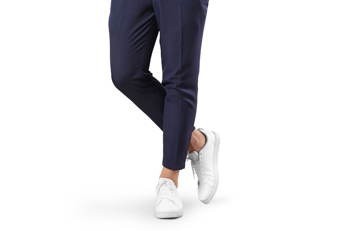 Pertimbangkan model slim-fit supaya kaki terkesan lebih jenjang