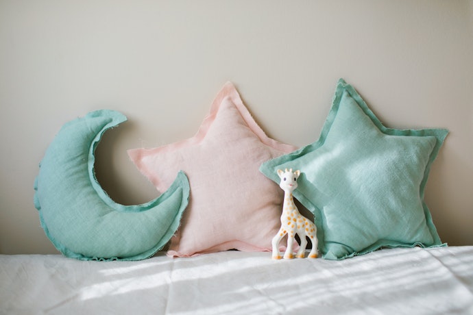 Pertimbangkan bantal anak yang berbentuk kotak, lingkaran, donat, atau karakter