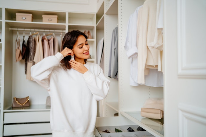 Pilih anting tusuk bunga yang simpel atau yang warnanya senada baju untuk dipakai sehari-hari