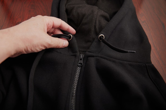 Zipper atau pullover? Perhatikan desain hoodie hitam