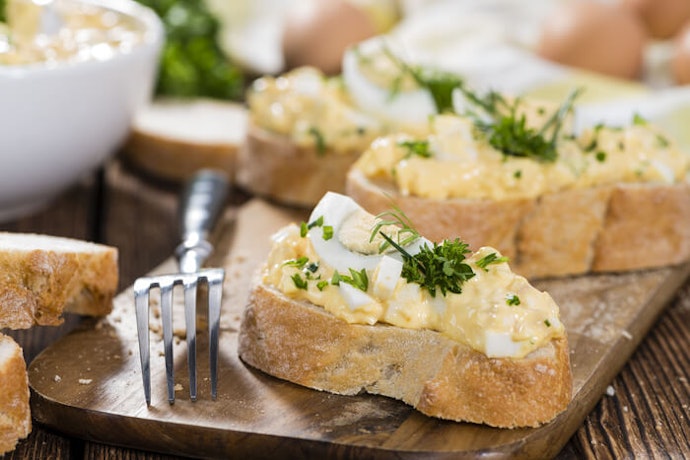 Oleskan saus tartar ke roti untuk menu sarapan atau makan siang ala Western!