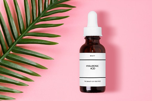 Untuk mengatasi kulit kering, carilah pelembap dengan kandungan hyaluronic acid dan ceramide