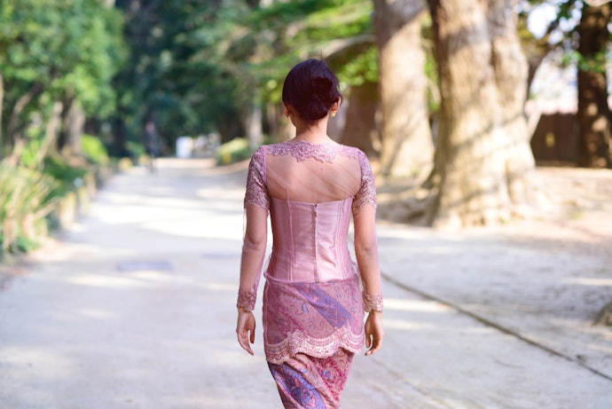 Periksa dalaman kebaya yang akan dipilih