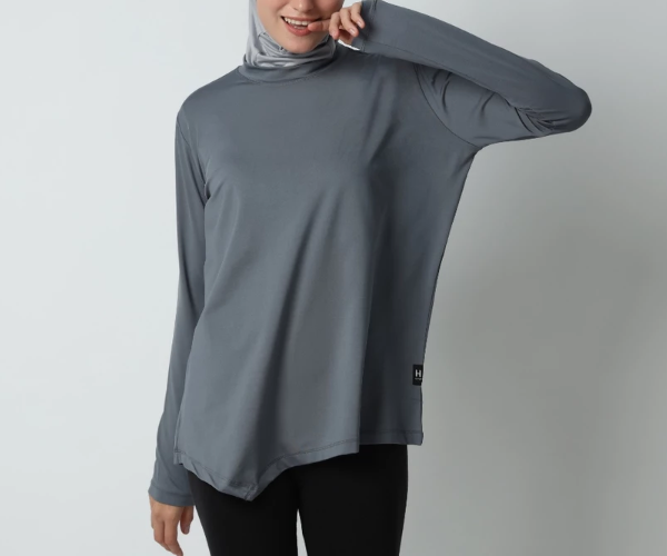 Wanita berhijab bisa melirik baju yang loose-fit agar tak membentuk lekukan tubuh