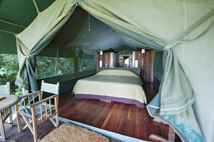 Cek kapasitas dan fasilitas di dalam tenda