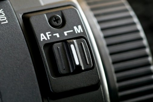 Pertimbangkan lensa yang dilengkapi fitur autofokus