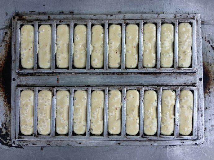 Cek jumlah lubang cetakan kue pukis sesuai kebutuhan