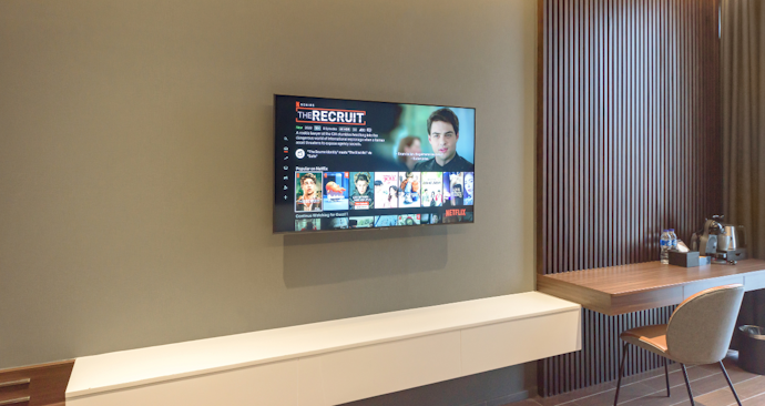 Apabila berniat menghabiskan waktu di kamar, pilih hotel yang menyediakan Netflix dan kamar city view seperti Ashley Hotel Tanah Abang