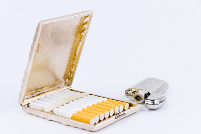 Agar lebih praktis, pertimbangkan kotak rokok yang disertai tempat penyimpanan korek api atau korek api elektrik