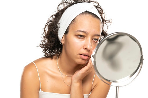 Kulit kombinasi Anda tampak kusam? Carilah clay mask dengan bahan eksfoliasi dan brightening