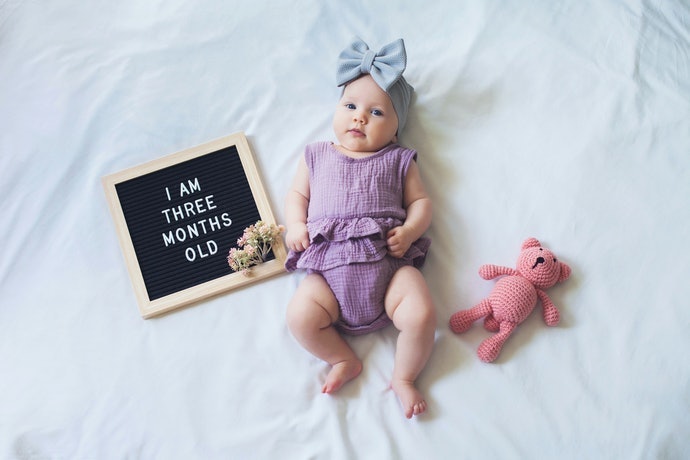 Gunakan usia bayi untuk menentukan ukuran baju yang tepat