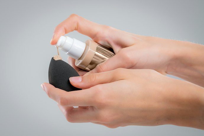 Carilah mineral foundation dengan bentuk liquid atau cream untuk pemilik kulit kering; Kedua jenis tersebut juga memiliki coverage yang tinggi