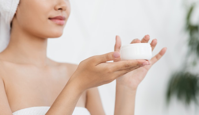 Temukan krim malam dengan bentuk water-based dan bersifat non-comedogenic