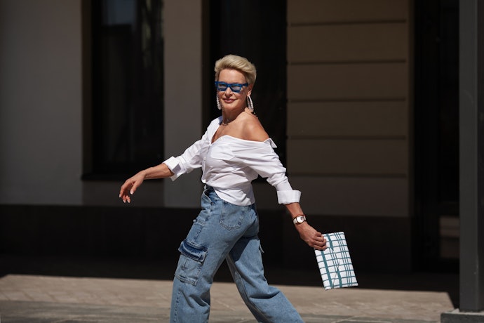Pertimbangkan celana cargo berbahan denim untuk memberi kesan keren yang timeless