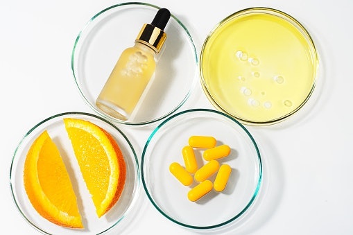 Jika Anda memiliki kulit berminyak yang tampak kusam, gunakan essence dengan kandungan brightening agent, seperti AHA, BHA, vitamin C, atau niacinamide