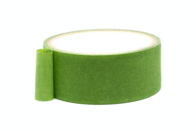 Utamakan masking tape polos atau warna netral untuk membuat garis lurus dan tepi pada lukisan