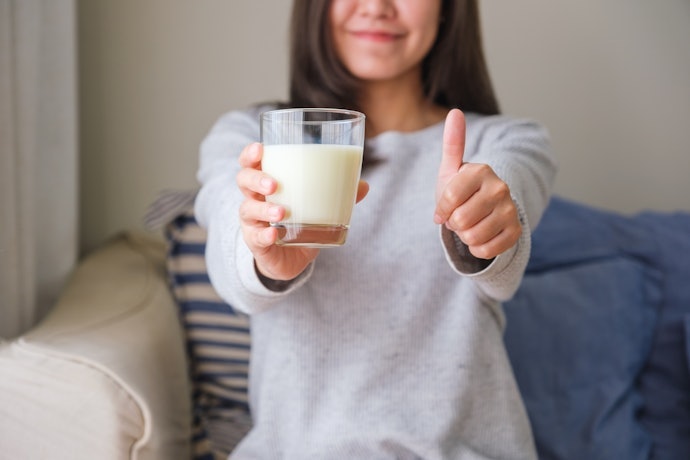 Utamakan susu yang karbohidrat totalnya maksimal 15 gram per takaran saji