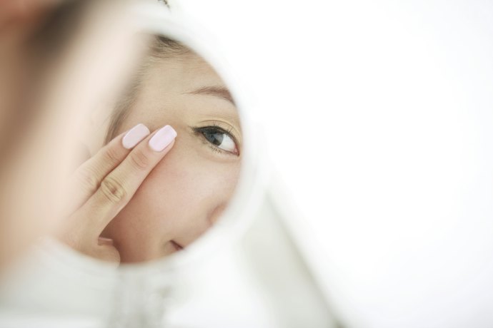 Bila kantung mata disertai garis halus atau kerutan, cari eye gel yang dilengkapi peptide atau hyaluronic acid