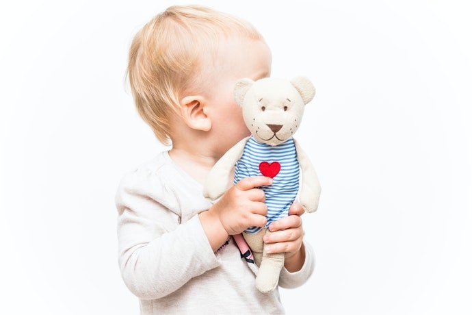 Carilah boneka dengan ukuran yang mudah dipegang bayi