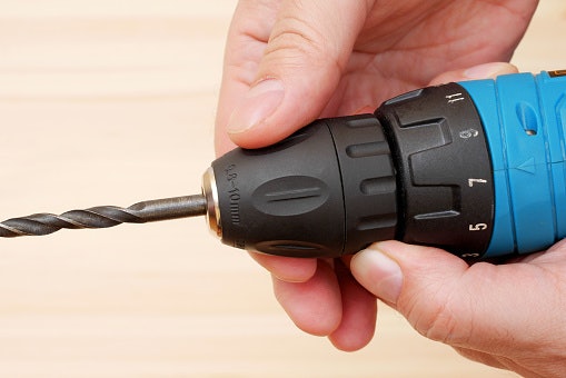 Pilih chuck 10 mm untuk pekerjaan ringan hingga sedang; Lalu, 13 mm ke atas untuk heavy duty