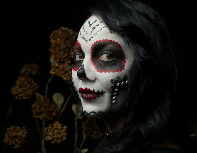 Kalau ingin warna putih ala death metal makeup, pilih yang punya label 'face painting' putih