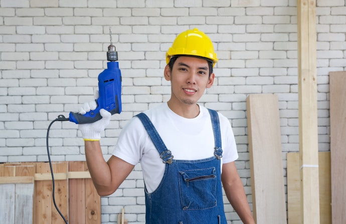 Pakai hammer drill dengan kabel untuk mendukung intensitas pemakaian yang tinggi dalam dunia kerja