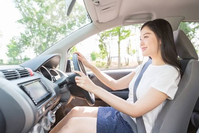 Atur posisi jok mobil agar kaki mudah menginjak pedal rem