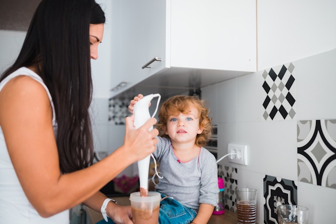 Pertimbangkan hand blender atau blender portable untuk membuat MPASI saat bepergian