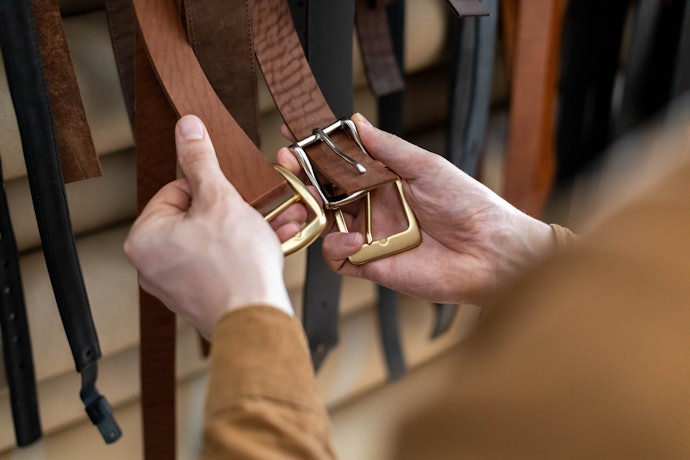 Cek juga jenis buckle atau gesper yang digunakan