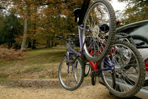Pertimbangkan bike carrier tipe rear mount bila Anda memiliki mobil dengan bagian bagasi terpisah seperti sedan
