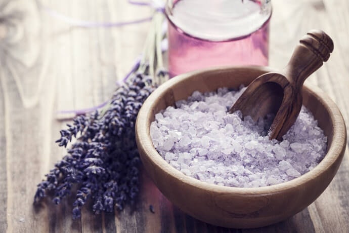 Pertimbangkan bath salt dengan tambahan aroma
