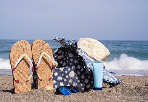 Untuk bergaya atau OOTD liburan yang keren, pakai sandal pantai wedges, sandal gladiator, dan espadrilles