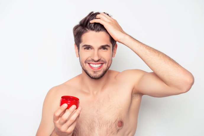 Aplikasikan hair wax sedikit demi sedikit