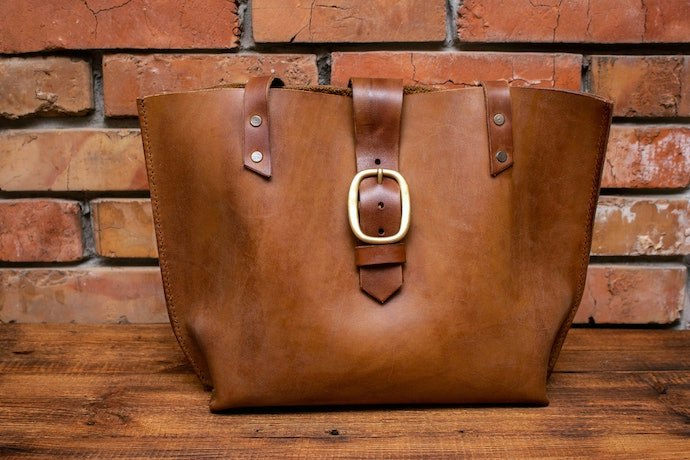 Jika ingin lebih kuat dan kualitasnya tahan lama, pastikan memilih tote bag kulit asli