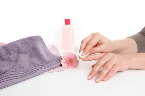 Cek mengenai kuat lemahnya aroma pembersih kutek