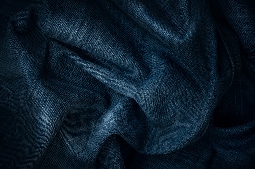 Utamakan tas dari bahan jeans premium yang tebal, kuat, tidak mudah luntur, dan awet dipakai lama