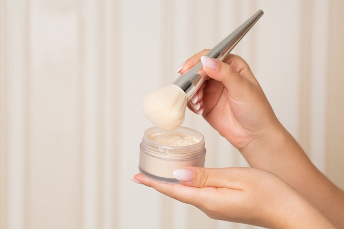 Untuk hasil akhir makeup yang lebih tahan lama, gunakan setting powder transparan