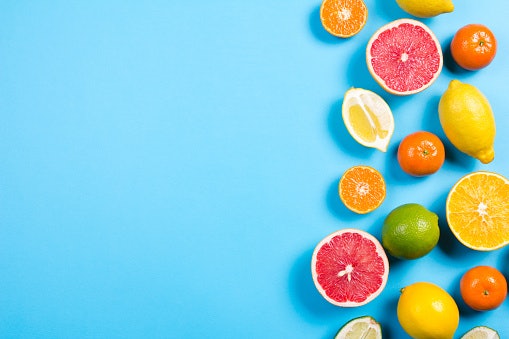 Untuk mencerahkan kulit kusam, temukan kandungan pencerah seperti vitamin C dan niacinamide