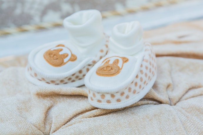 Untuk sepatu pertamanya, pastikan bahannya lembut, empuk, melar, serta mengikuti bentuk kaki bayi