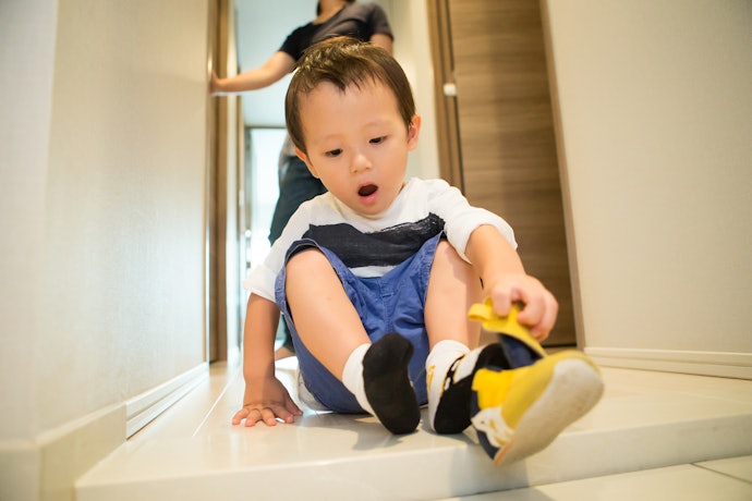 Pilih ukuran sepatu sesuai usia bayi, lebihkan 0,5 cm agar lebih nyaman