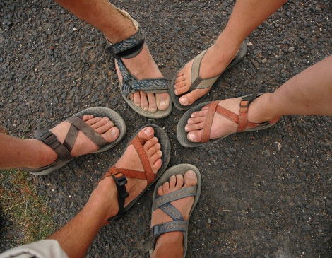 Pertimbangkan bahan sandal yang memberi Anda kenyamanan